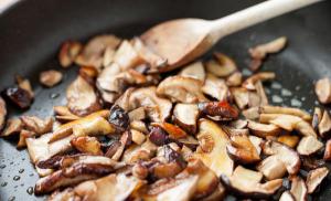 Сколько жарить грибы на сковороде: как пожарить грибы