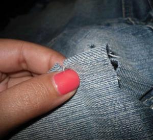 Как сделать джинсы рваными в домашних условиях