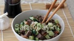 Salad Cina bisa berbeda: dengan ayam, mentimun, mie