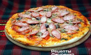 Pizza cepat dalam wajan dengan sosis dan keju