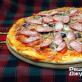 Pizza rapidă într-o tigaie cu cârnați și brânză