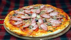 Sosis ve peynirli bir tavada hızlı pizza